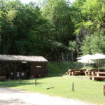 Abri et buvette Castel Merle